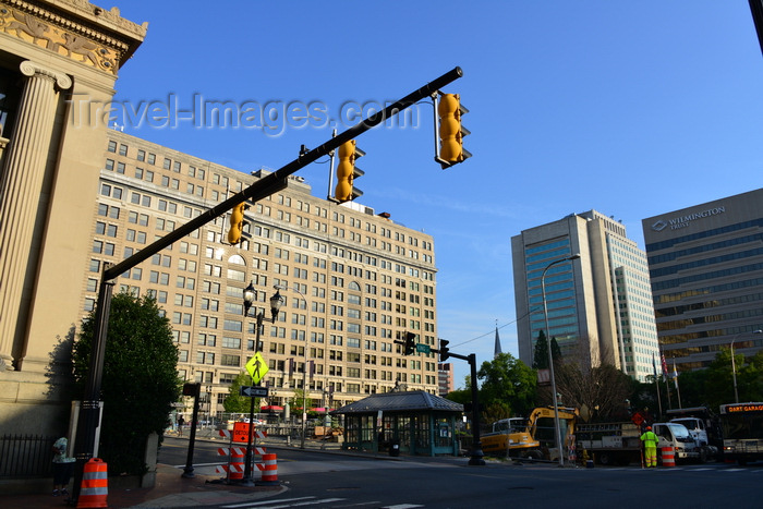 usa2457: Wilimington, Delaware: Rodney square view, traffic lights with the DuPont building on the left - photo by M.Torres - (c) Travel-Images.com - Stock Photography agency - Image Bank