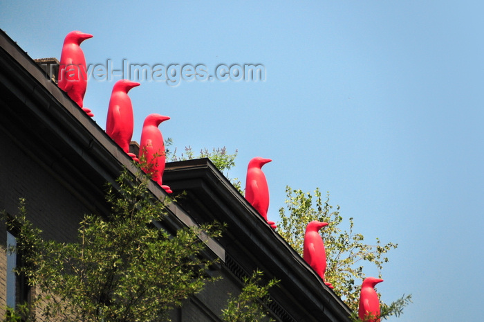 usa2502: Louisville, Kentucky, USA: red penguins on the cornice of the Museum Hotel, 7th street- photo by M.Torres - (c) Travel-Images.com - Stock Photography agency - Image Bank