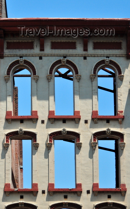 usa2508: Louisville, Kentucky, USA:preserved facade of a demolished building - sky seen through the windows - main street - photo by M.Torres - (c) Travel-Images.com - Stock Photography agency - Image Bank