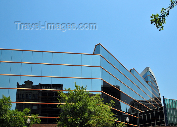 usa2511: Louisville, Kentucky, USA: Kentucky Center for the Performing Arts reflecting old buildings on West Main street - architect Caudill Rowlett Scott - photo by M.Torres - (c) Travel-Images.com - Stock Photography agency - Image Bank