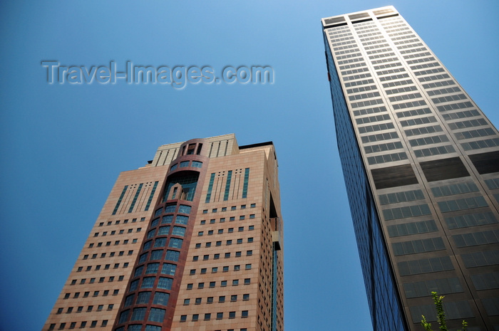 usa2515: Louisville, Kentucky, USA: postmodern architecture of the Humana Building, designed by Michael Graves and to its right the National City Tower by Wallace Harrison and Max Abramovitz - photo by M.Torres - (c) Travel-Images.com - Stock Photography agency - Image Bank