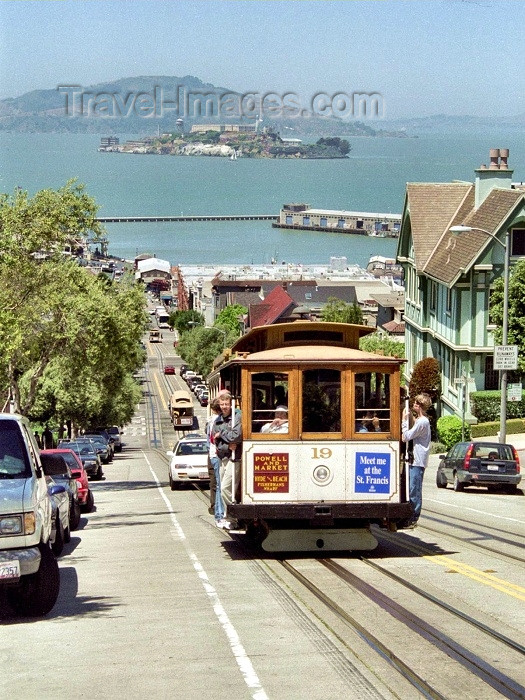 usa253: San Francisco (California): a tram climbs a hill - Alcatraz in the background - tram line nr 19 - Powel and Market - photo by M.Bergsma - (c) Travel-Images.com - Stock Photography agency - Image Bank