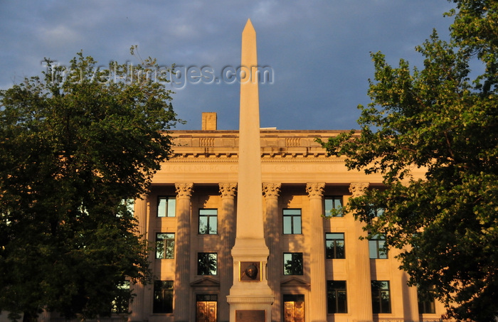 usa2541: Charlotte, North Carolina, USA: Mecklenburg County Court House - architect Louis H. Asbury - Classical Revival - E 4th Street - obelisk celebrating the Mecklenburg Declaration of Independence - photo by M.Torres - (c) Travel-Images.com - Stock Photography agency - Image Bank