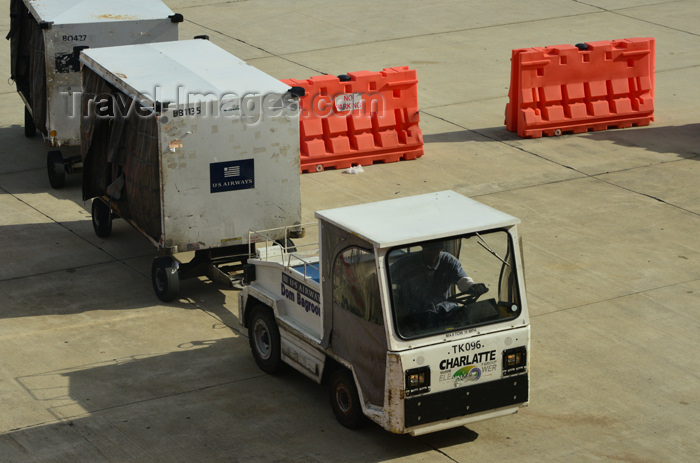 usa2586: Philadelphia, Pennsylvania, USA: tractor pulling luggage transportation cars - luggage train - US Airways ground operations at Philadelphia International Airport - photo by M.Torres - (c) Travel-Images.com - Stock Photography agency - Image Bank