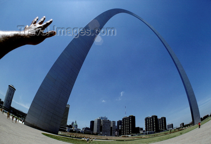 usa301: St. Louis, Missouri, USA: Gateway Arch - Jefferson National Expansion Memorial - designed by the architect Eero Saarinen and the structural engineer Hannskarl Bandel - photo by C.Lovell - (c) Travel-Images.com - Stock Photography agency - Image Bank