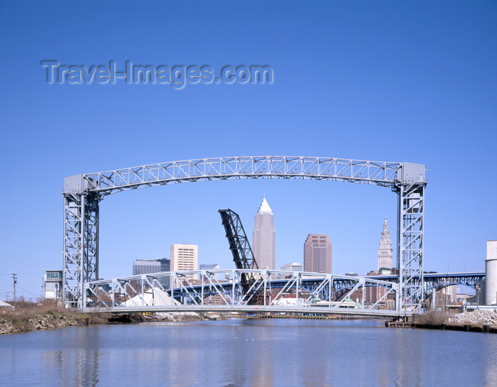 usa309: Cleveland, Ohio, USA: bridges over the Cuyahoga River - downtown skyline - Willow St. Bridge, Jackknife at W. 3rd, Main Avenue Bridge - photo by A.Bartel - (c) Travel-Images.com - Stock Photography agency - Image Bank