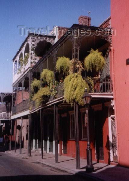 usa31: USA - New Orleans (Louisiana): colonial veranda in the Big Easy - French quarter - Crescent City (photo by M.Torres) - (c) Travel-Images.com - Stock Photography agency - Image Bank