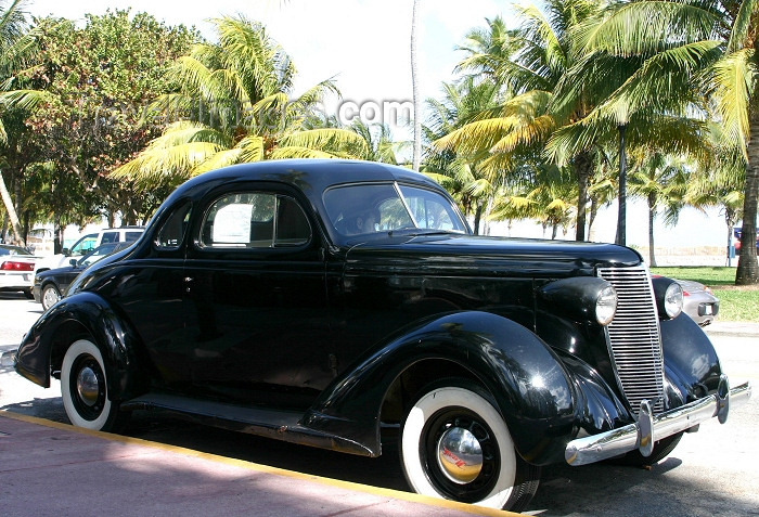 usa342: Miami (Florida): classical car - South Beach (photo by Charlie Blam) - (c) Travel-Images.com - Stock Photography agency - Image Bank