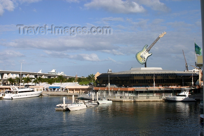 usa344: Miami (Florida): guitar over the marina - Bayside (photo by Charlie Blam) - (c) Travel-Images.com - Stock Photography agency - Image Bank