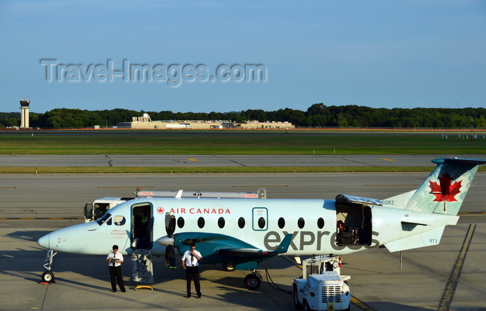 usa353: Warwick, Kent County, Rhode Island, USA:  T. F. Green Airport / Providence - Air Canada Express / Air Georgian Beechcraft 1900D C-GORZ (cn UE-134) twin-engine turboprop aircraft - pilot and co-pilot wait - photo by M.Torres - (c) Travel-Images.com - Stock Photography agency - Image Bank