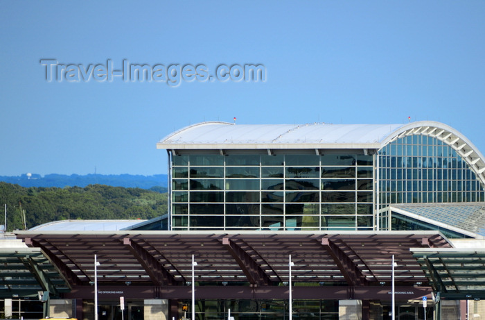 usa356: Warwick, Kent County, Rhode Island, USA: Bruce Sundlun Terminal at T. F. Green Airport (PVD), serving Providence and the New England Region - glass and steel bulding - photo by M.Torres - (c) Travel-Images.com - Stock Photography agency - Image Bank