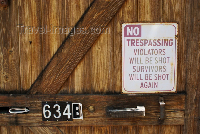 usa36: Santa Fé, New Mexico, USA: gate, along canyon Road - no entry sign sign reading 'No trespassing - violators will be shot. Survivors will be shot again.' - photo by A.Ferrari - (c) Travel-Images.com - Stock Photography agency - Image Bank