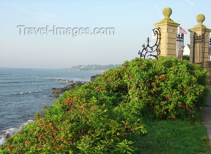 usa366: Newport, Rhode Island, USA: along the Cliff Walk - photo by G.Frysinger - (c) Travel-Images.com - Stock Photography agency - Image Bank