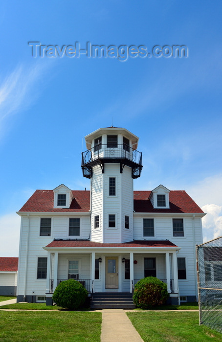 usa368: Point Judith, Narragansett, RI, USA: U.S. Coast Guard Station - life-saving station timber building with watch tower,  the original keepers house for the Point Judith Lighthouse - photo by M.Torres - (c) Travel-Images.com - Stock Photography agency - Image Bank
