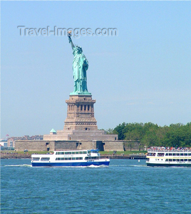 usa384: New York: Statue of Liberty - tourist boats near Liberty Island - sculptor: Bartholdi - Unesco world heritage site - Liberty Enlightening the World - photo by Llonaid - (c) Travel-Images.com - Stock Photography agency - Image Bank