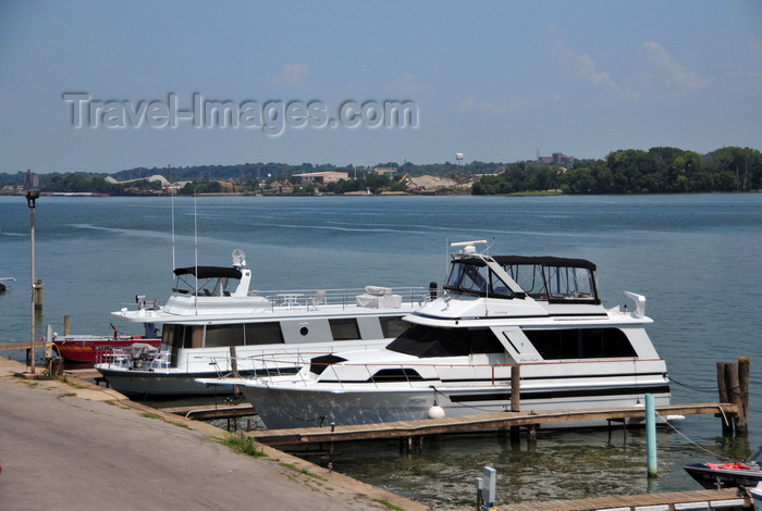 usa406: Jeffersonville, Clark County, Indiana, USA: yachts on the Ohio river - photo by M.Torres - (c) Travel-Images.com - Stock Photography agency - Image Bank