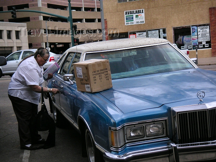 usa430: Colorado Springs, Colorado, USA: struggling with large cars - photo by A.Kilroy - (c) Travel-Images.com - Stock Photography agency - Image Bank