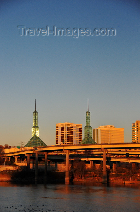 usa47: Portland, Oregon, USA: US Route 30, towers of the Oregon Convention Center and the Kaiser Permanente building - east side of the Willamette River - photo by M.Torres - (c) Travel-Images.com - Stock Photography agency - Image Bank