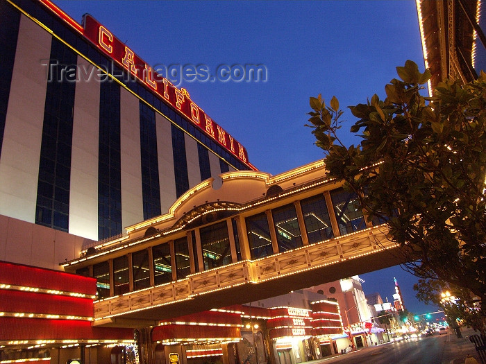 usa478: Las Vegas (Nevada): bridge to California hotel and casino (photo by G.Friedman) - (c) Travel-Images.com - Stock Photography agency - Image Bank