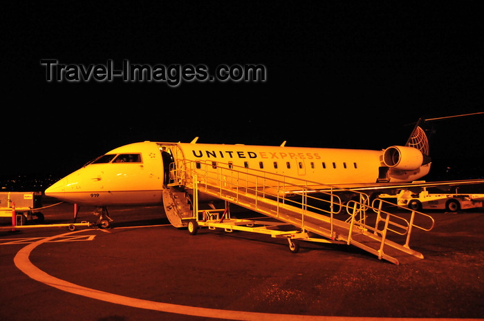 usa48: Portland, Oregon, USA: SkyWest Airlines / United Express Bombardier / Canadair CL-600-2B19 Regional Jet CRJ-200LR, N919SW, cn 7657 - night at Portland International Airport, PDX - photo by M.Torres - (c) Travel-Images.com - Stock Photography agency - Image Bank