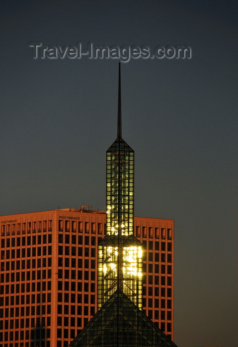 usa49: Portland, Oregon, USA: Oregon Convention Center - postmodern glass spire tower reflecting the sun - Lloyd District neighborhood - designed by the architectural firm of Zimmer Gunsul Frasca Architects (ZGF) - 777 NE Martin Luther King Boulevard - photo by M.Torres - (c) Travel-Images.com - Stock Photography agency - Image Bank