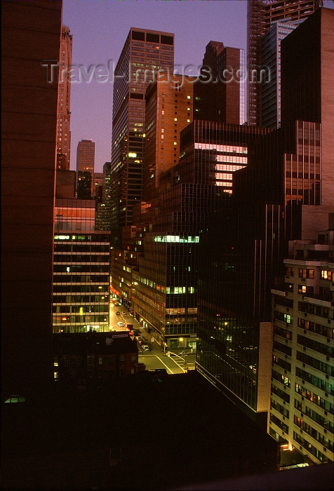 usa497: Manhattan (New York): nocturnal - Photo by G.Friedman - (c) Travel-Images.com - Stock Photography agency - Image Bank