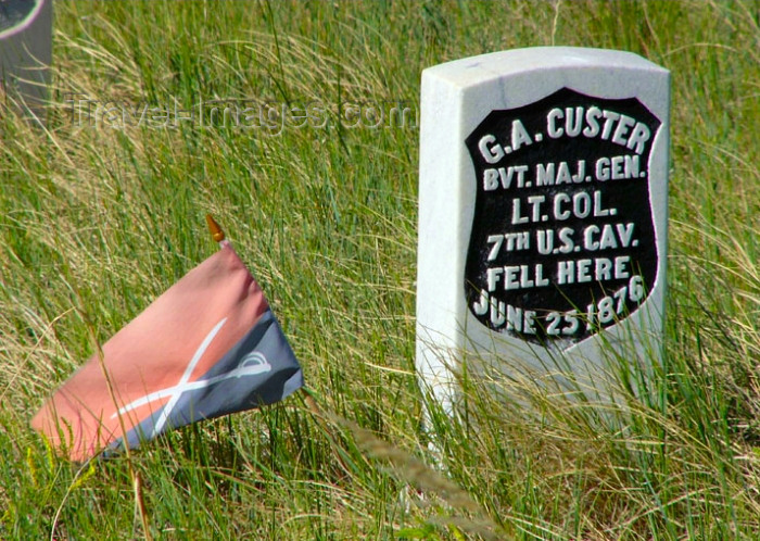 usa512: Little Bighorn (Montana): grave of Lieutenant Colonel George Armstrong Custer - 7th cavalry flag - Custer's tomb - photo by G.Frysinger - (c) Travel-Images.com - Stock Photography agency - Image Bank