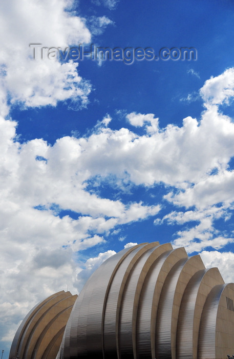 usa518: Kansas City, Missouri, USA: Kauffman Center for the Performing Arts - designed by Moshe Safdie - two dedicated halls for symphony, ballet, opera, and theater, the 1,600-seat Helzberg Hall (left) and the 1,800-seat Muriel Kauffman Theatre - photo by M.Torres - (c) Travel-Images.com - Stock Photography agency - Image Bank