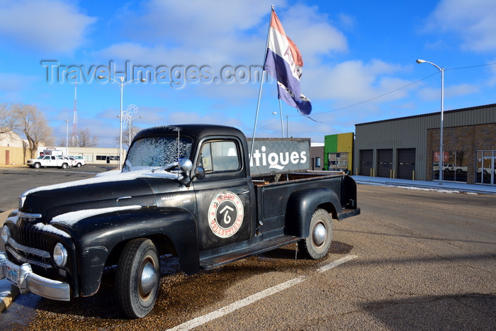 usa524: Dumas, Moore County, Texas, USA: 1952 International Harvester L120 Pickup - photo by M.Torres - (c) Travel-Images.com - Stock Photography agency - Image Bank