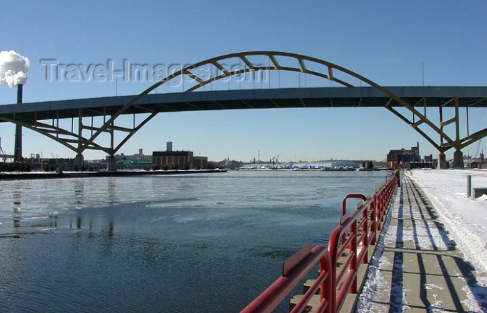 usa527: Milwaukee (Wisconsin), USA: Hoen bridge - the 'bridge to nowhere' - Lake Front - photo by G.Frysinger - (c) Travel-Images.com - Stock Photography agency - Image Bank