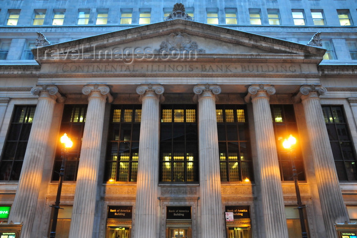 usa534: Chicago, Illinois, USA: Bank of America Building - built in 1920 for the Continental Illinois Bank building - evening on South LaSalle Street - neo-classical architecture - pediment with Ionic Columns - architects Graham, Anderson, Probst and White - photo by M.Torres - (c) Travel-Images.com - Stock Photography agency - Image Bank