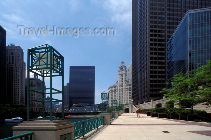 usa536: Chicago, Illinois, USA: the parkway along the chicago river a few blocks from lake Michigan - lamp - photo by C.Lovell - (c) Travel-Images.com - Stock Photography agency - Image Bank