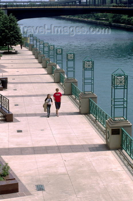 usa537: Chicago, Illinois, USA: leisure time - friends walk along a parkway along the Chicago River - line of lamps - photo by C.Lovell - (c) Travel-Images.com - Stock Photography agency - Image Bank