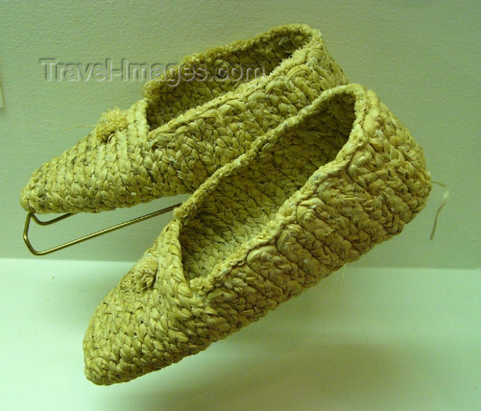 usa555: Oneida Nation (Wisconsin): corn husk moccasins - Oneida Nation Museum - photo by G.Frysinger - (c) Travel-Images.com - Stock Photography agency - Image Bank