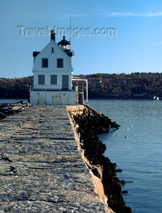 usa598: Rockland, Maine, USA: Rockland Breakwater Lighthouse and breakwater built in 1902 to protect its harbor - Jameson Point - USCG nr 1-4130 - photo by C.Lovell - (c) Travel-Images.com - Stock Photography agency - Image Bank