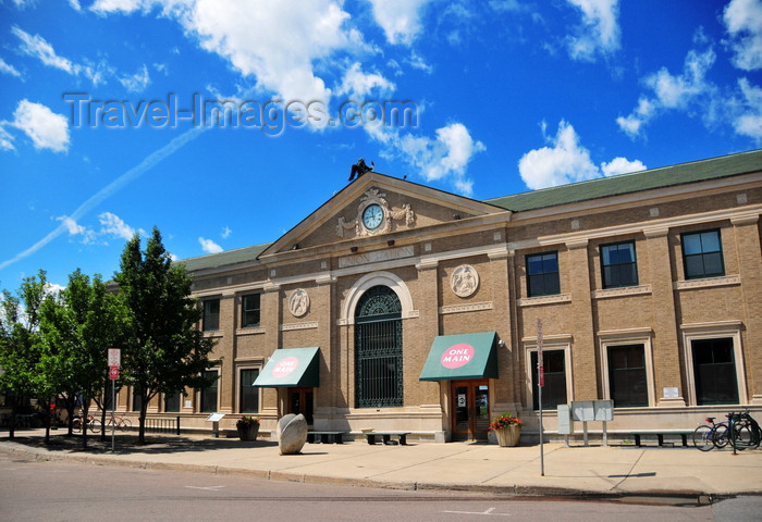 usa601: Burlington, Vermont, USA: Union Station - buff brick facade in Beaux Arts style - Green Mountain Scenic Railroad, Champlain Valley Flyer branch - architect Alfred T. Fellheimer - 1 Main Street - photo by M.Torres - (c) Travel-Images.com - Stock Photography agency - Image Bank