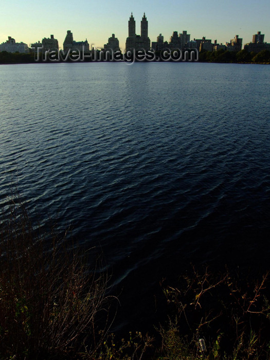 usa610: Manhattan (New York City): skyline - Jacqueline Kennedy Onassis Reservoir at Central Park - photo by M.Bergsma - (c) Travel-Images.com - Stock Photography agency - Image Bank