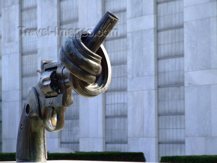 usa627: Manhattan (New York City): UN - 'Non-Violence' - 45-calibre revolver - by artist Karl Fredrik Reutersward - Visitor's Plaza, First Avenue and 45th Street - sculpture was a gift from Luxembourg - photo by M.Bergsma - (c) Travel-Images.com - Stock Photography agency - Image Bank