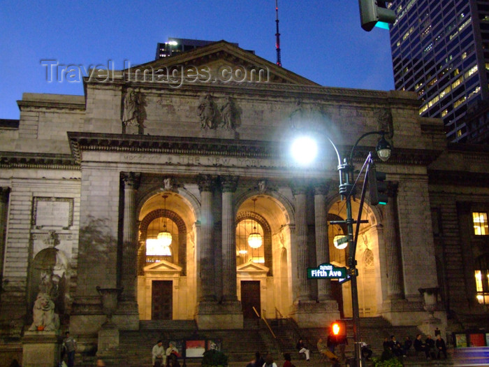 usa631: Manhattan (New York City): Public Library - 5th avenue - nocturnal - photo by M.Bergsma - (c) Travel-Images.com - Stock Photography agency - Image Bank