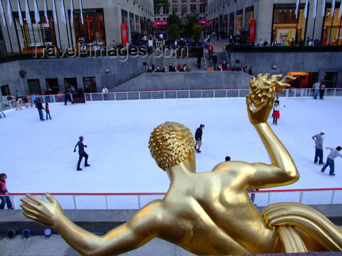 usa640: Manhattan (New York City): Rockefeller Plaza - Prometheus, fire and the ice rink - photo by M.Bergsma - (c) Travel-Images.com - Stock Photography agency - Image Bank