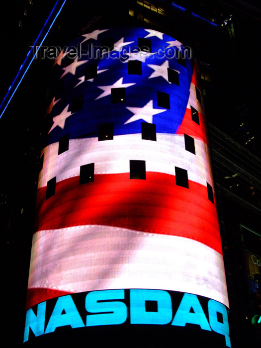usa644: Manhattan (New York City): Times Square - NASDAQ electronic stock market - NASDAQ MarketSite LED video display - corner of Broadway and 43rd Street - US flag - photo by M.Bergsma - (c) Travel-Images.com - Stock Photography agency - Image Bank