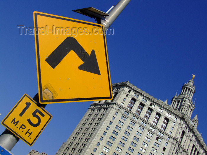 usa653: Manhattan (New York City): Traffic sign and the Municipal Building, designed by McKim, Mead & - photo by M.Bergsma - (c) Travel-Images.com - Stock Photography agency - Image Bank