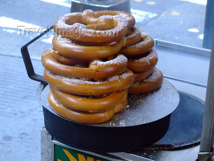 usa663: Manhattan (New York City): Pretzels at 5th Avenue - street food - photo by M.Bergsma - (c) Travel-Images.com - Stock Photography agency - Image Bank