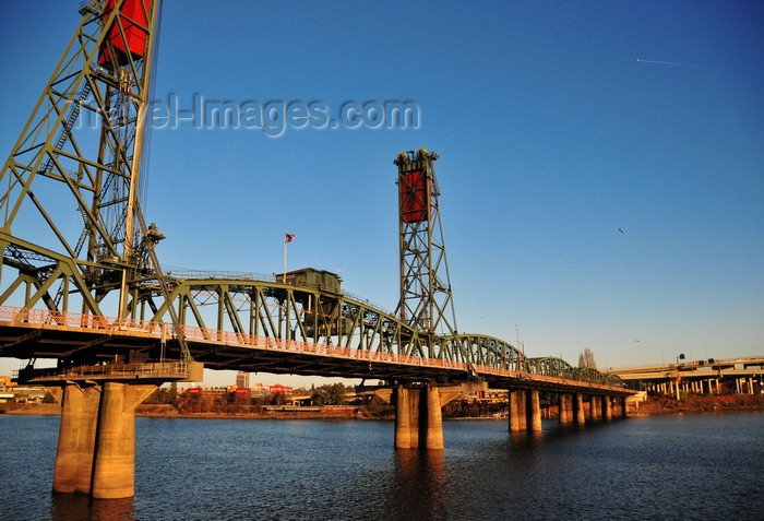 usa69: Portland, Oregon, USA: Hawthorne Bridge - truss bridge with five fixed spans and a vertical lift span - Willamette River - photo by M.Torres - (c) Travel-Images.com - Stock Photography agency - Image Bank