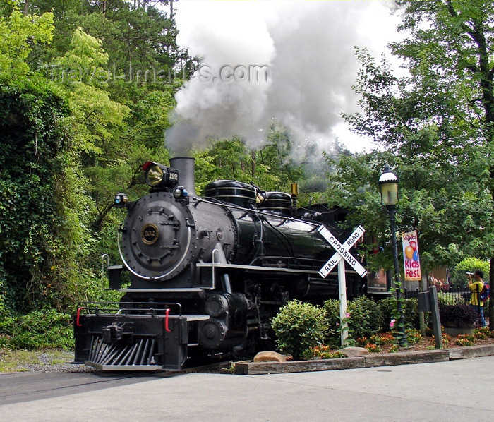 usa696: Pigeon Forge - Tennessee, USA: steam train - Dollywood - locomotive at level crossing - photo by G.Frysinger - (c) Travel-Images.com - Stock Photography agency - Image Bank