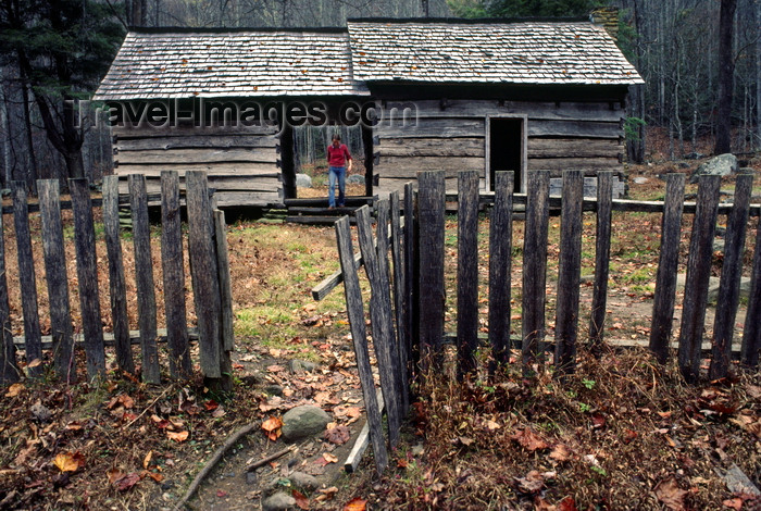 usa698: Great Smoky Mountains National Park, Tennessee, USA: fence and settlers' cabin in autumn forest - photo by C.Lovell - (c) Travel-Images.com - Stock Photography agency - Image Bank