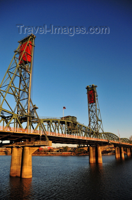 usa70: Portland, Oregon, USA: Hawthorne Bridge - completed in 1910, it is the oldest vertical-lift bridge in operation in the US - designed by John Waddell, inventor of the vertical-lift bridge - photo by M.Torres - (c) Travel-Images.com - Stock Photography agency - Image Bank