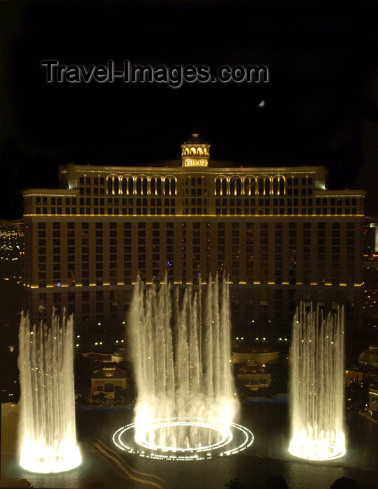 usa717: USA - Las Vegas (Nevada): Bellagio Hotel Fountain at night (photo by B.Cain) - (c) Travel-Images.com - Stock Photography agency - Image Bank