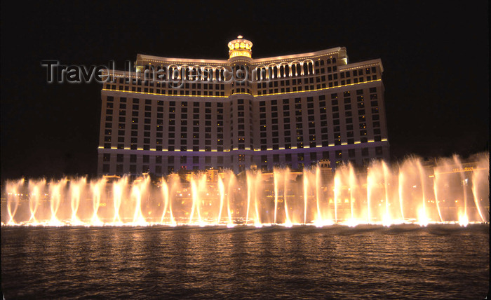 usa718: USA - Las Vegas (Nevada): Bellagio Hotel Fountains at ground level at night (photo by B.Cain) - (c) Travel-Images.com - Stock Photography agency - Image Bank