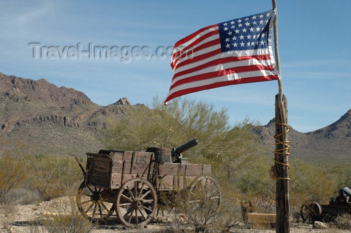 usa738: USA - Tombstone, Arizona - O.K. Corral film set - Old Tucson - US Army wagon with gatling gun - American flag (photo by K.Osborn) - (c) Travel-Images.com - Stock Photography agency - Image Bank